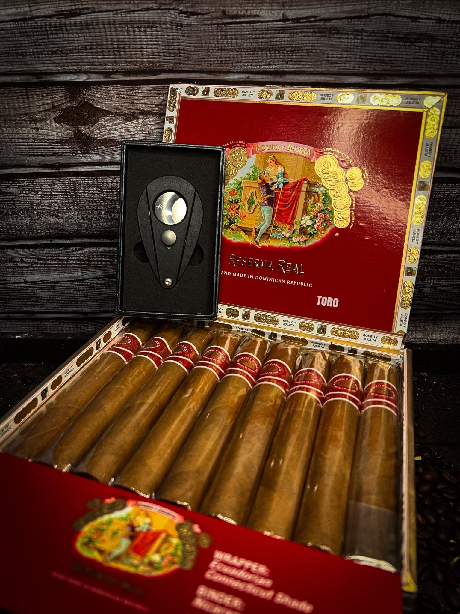 Box of Romeo Y Julieta Reserva Real Toro with a free Xikar cutter - Cigar 30